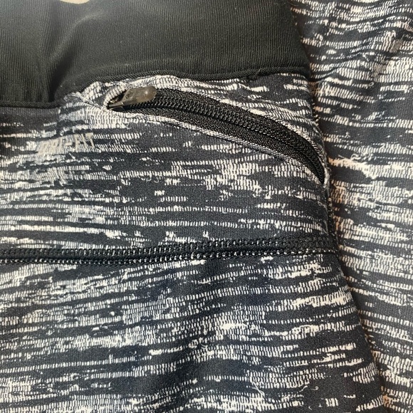 Nike Black and White Patterned leggings - Picture 5 of 7
